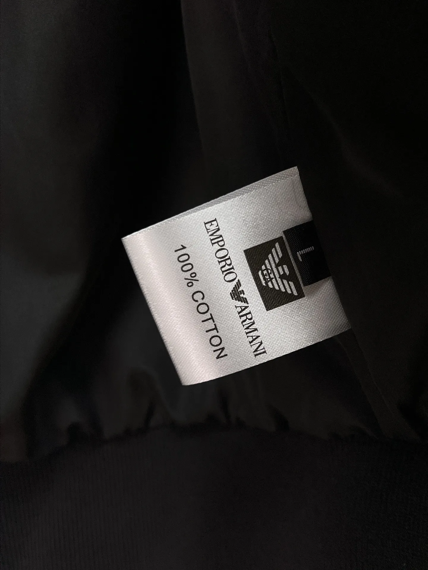 Armani official website Same Style, complete with three labels, on sale in advance. 2026 Autumn and Winter New Arrival men's jacket, Original with complete three labels, Premium version. Custom-made fabrics at the counter. Breathable, high comfort, impeccable details, brand element design concept, reflecting high quality. It feels delicate and soft, presents a casual cut, and has a great upper body shape. Sizes: M～3XL,